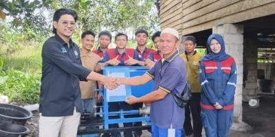 Pengabdian Kepada Masyarakat Serahkan Mesin Pellet Ikan kepada Pokdakan Mina Berkah Mandiri