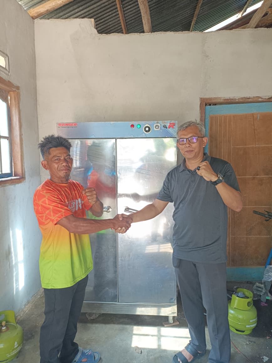 Dosen Teknik Mesin UBB Bawa Solusi Teknologi Tepat Guna untuk Nelayan Desa Rambat: Serahkan Oven Pengering Ikan 10 Rak 2 Pintu